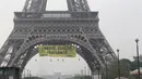Sebuah spanduk dipasang di Menara Eiffel oleh aktivis Greenpeace sebagai bentuk demonstrasi menentang partai Front Nasional (FN), dua hari sebelum putaran kedua Pemilihan presiden, Paris, Prancis, Kamis (5/5). (AFP/Jacques DEMARTHON)