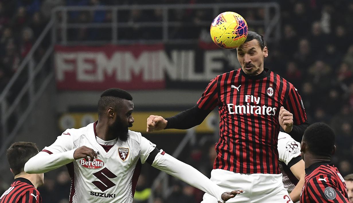 Striker AC Milan, Zlatan Ibrahimovic, menyundul bola saat melawan Torino pada laga Coppa Italia di Stadion San Siro, Milan, Selasa (28/1). Milan menang 4-2 atas Torino. (AFP/Miguel Medina)