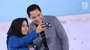 Creativepreneur sekaligus aktor Dude Harlino foto bersama peserta Emtek Goes To Campus (EGTC) 2018 di Universitas Gadjah Mada (UGM), Yogyakarta, Rabu (17/10). Dude bercerita perjalanan hidupnya sebelum menjadi aktor. (Liputan6.com/Herman Zakharia)