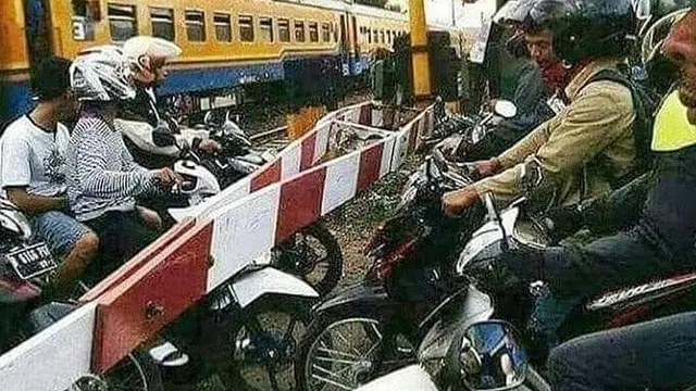 Menantang Maut, 7 Potret Ini Buktikan Orang Indonesia Gereget Banget