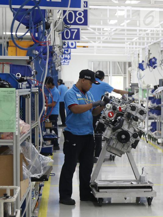 Pekerja menyelesaikan perakitan mesin Mercedes Benz di Pabrik Mercedes Benz, Wanaherang, Bogor (11/12). Mercededes-Benz C-Class generasi terbaru kini resmi masuk jalur produksi pabrik Mercedes-Benz di Wanaherang, Bogor. (Liputan6.com/Herman Zakharia)