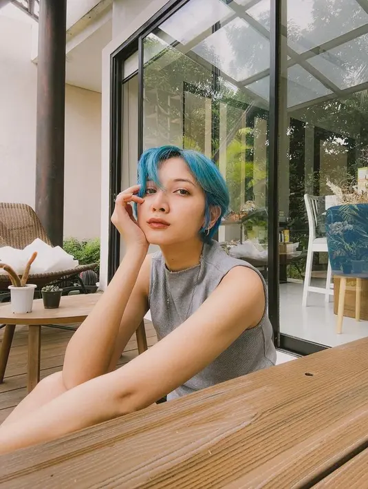 Tampil dengan rambut pixie, ditambah warna electric blue. Tampilan istri Vidi Aldiano ini nyetrum, nggak, tuh? [Foto: @sheiladaisa]