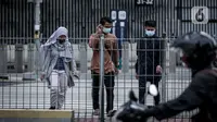 Sejumlah warga berjalan di Kawasan Sudirman, Jakarta, Kamis, (17/2/2022). Provinsi DKI Jakarta disebut sudah melewati gelombang ketiga Covid-19 yang dipicu oleh penyebaran virus corona varian Omicron. (Liputan6.com/Faizal Fanani)