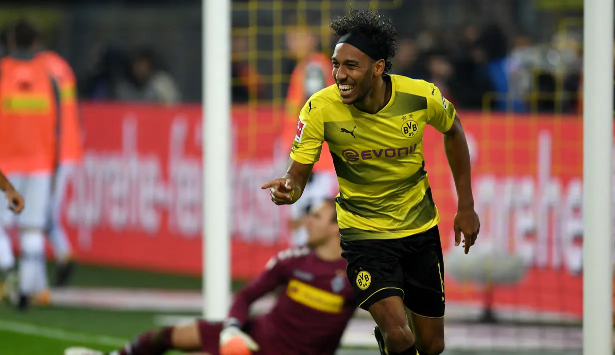 Hattrick keempat bersama Borussia Dortmund dicetaknya saat menang 6-1 atas tamunya Borussia Monchengladbach di pekan ke-6 Bundesliga musim 2017/2018, 23 September 2017. (AFP/Patrik Stollarz)