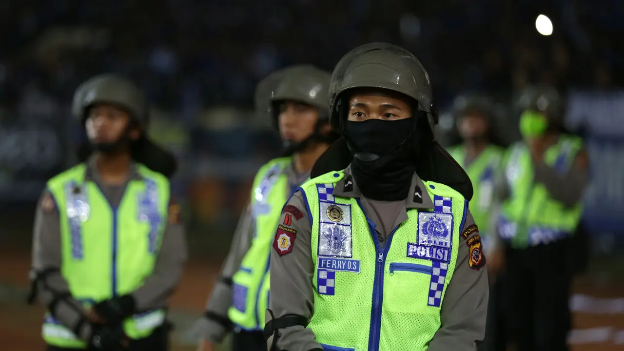 Petugas Keamanan dan Polisi_(Bola.com/Arief Bagus)