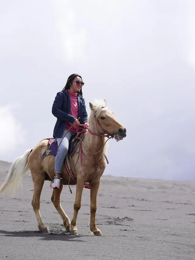 7 Potret Liburan Memes Prameswari di Bromo, Seru Berkuda di Lautan Pasir