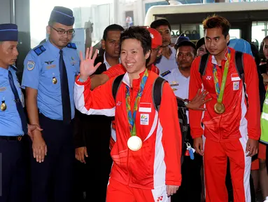 Ganda campuran Indonesia, Lilyana Natsir (depan) dan Tontowi Ahmad saat tiba di Bandara Soekarno Hatta, Banten, Selasa (23/8/2016). Tontowi Ahmad/Lilyana Natsir berhasil meraih emas olimpiade Rio 2016 di Brasil. (Liputan6.com/HelmiFithriansyah)