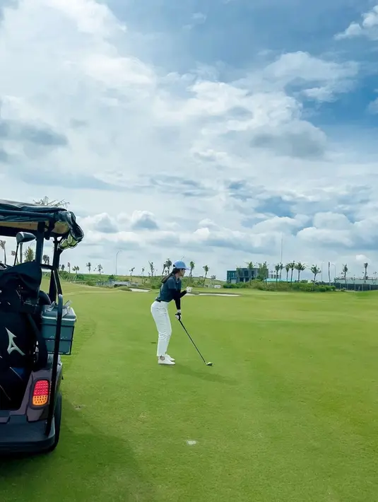 Perempuan dengan tinggi badan 163 cm ini selalu antusias saat golf. Fokus menjadi kunci olahraga ini dan Michelle Ziudith terlihat sangat fokus memperhatikan ayunan serta memperkirakan seberapa keras ia memukul bola untuk sampai ke lubang tujuan. (Liputan6.com/IG/@michelleziu)