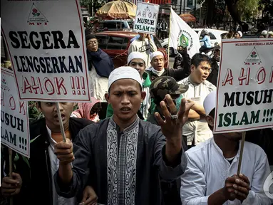  Puluhan massa  berunjuk rasa di depan Balai Kota, Jakarta, Jumat (24/10/2014) (Liputan6.com/Faizal Fanani)