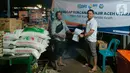 BRILian (Pekerja BRI) memberikan bantuan kepada masyarakat terdampak banjir bandang di Aceh Utara, Provinsi Aceh, Selasa (04/01/22). Bantuan yang disalurkan di Kecamatan Lhoksukon disalurkan secara bertahap dengan memprioritaskan masyarakat terdampak banjir bandang. (Liputan6.com/HO/Humas BRI)