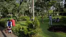 Sejumlah warga berekreasi di Taman Tabebuya, Jagakarsa, Jakarta, Kamis (14/3). Dinas Kehutanan DKI Jakarta menganggarkan Rp 130 miliar untuk membangun 53 Taman Maju Bersama (TMB) di tahun 2019. (Liputan6.com/Faizal Fanani)