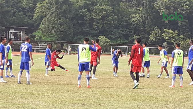 Tiga kiper Persib Bandung, I Made Wirawan, Muhammad Natshir, dan Aqil Savik berlatih menjelang leg kedua babak perempat final kontra Borneo FC, Sabtu (4/5/2019) di Stadion Si Jalak Harupat, Soreang, Kabupaten Bandung. (Bola.com/Erwin Snaz)