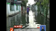 Selain merendam permukiman, banjir juga menggenangi jalan-jalan protokol dan akses menuju kompleks permukiman.