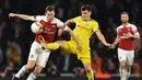 Bek Arsenal, Stephan Lichtsteiner pada leg 2, babak 16 besar Liga Europa yang berlangsung di stadion Emirates, London, Jumat (22/2). Arsenal menang 3-0 atas Bate Borisov. (AFP/Glyn Kirk)