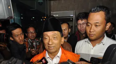 Ketua DPRD Kabupaten Bangkalan, Fuad Amin Imron keluar dari gedung KPK mengenakan rompi berwarna oranye, Jakarta, Selasa (2/12/2014). (Liputan6.com/Miftahul Hayat)