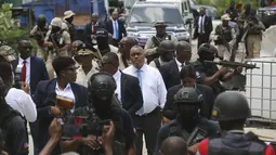 Perdana Menteri Haiti yang baru terpilih dan kepala polisi Haiti mengunjungi rumah sakit terbesar di ibu kota, setelah pihak berwenang mengumumkan telah mengambil alih kendali institusi medis tersebut pada akhir pekan lalu dari geng bersenjata. (AP Photo/Odelyn Joseph)