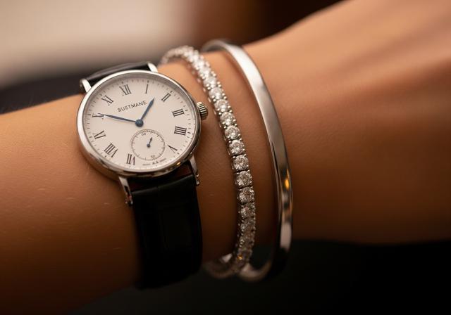 Boho Chic Layering: Sentuhan Kasual yang Artistik/Inspirasi Layering Jam Tangan dengan Beberapa Gelang Tipis Elegan (Sumber: gemini.com)