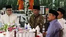 Presiden Joko Widodo atau Jokowi (dua kiri) saat menghadiri buka puasa bersama Ketua MPR Zulkifli Hasan (kiri) di Rumah Dinas MPR Widya Chandra, Jakarta, Jumat (8/6). Buka bersama untuk menjalin silaturahmi antara pejabat negara. (Liputan6.com/JohanTallo)