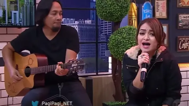 Nathalie Holscher saat di band The Secret (YouTube/The Secret Band Official))