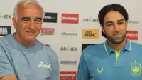 Mario Gomez dan pelatih PSIS, Vincenzo Alberto Annese. (Bola.com/Muhammad Ginanjar)