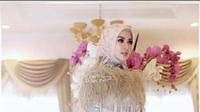 Gaun pernikahan Syahrini rancangan Hengki Kawilarang. (dok. Instagram @dewi_syr06/https://www.instagram.com/p/BuRfhNxAVFL/Esther Novita Inochi)