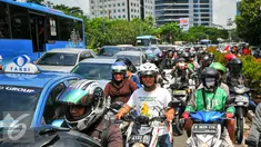 Sejumlah kendaraan terjebak di jalur lambat Jl HR Rasuna Said, Kuningan,  Jakarta Selatan, Rabu (4/5). Ribuan bidan desa menggelar aksi demo dan menutup akses jalur lambat di depan kantor Kemenkes. (Liputan6.com/Yoppy Renato)