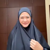 Potret Donna Harun Dibalut Abaya dan Khimar. [@donnaharunofficial]