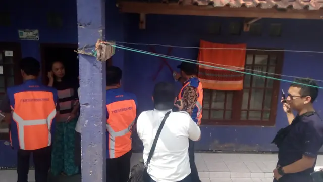 Beberapa rumah warga yang telah didata diberi tanda x oleh petugas PT KAI