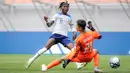 <p>Pemain Timnas Inggris U-17, Joel Ndala (kiri), menendang bola ke gawang Timnas Uzbekistan U-17 yang membuahkan gol dalam pertandingan babak 16 besar Piala Dunia U-17 2023 yang berlangsung di Jakarta International Stadium, Jakarta, Rabu (22/11/2023). (Bola.com/Bagaskara Lazuardi)</p>