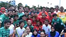 Presiden Joko Widodo foto bersama atlet dan official saat meresmikan lapangan hoki di kawasan Gelora Bung Karno, Jakarta, Sabtu (2/12/2017). Presiden meresmikan empat venue yang akan digunakan untuk Asian Games 2018. (Biro Pres Setpres/Rustam)