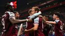Craig Dawson menjadi pencetak gol pertama West Ham pada menit ke-38. Sementara itu, Declan Rice berhasil menggandakan keunggulan pada menit ke-44 dan gol Jarrod Bowen menegaskan kemenangan telak atas Lyon pada menit ke-48. (AFP/Jeff Pachoud)