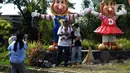 Pengunjung berfoto saat liburan Tahun Baru di Pantai Ancol, Jakarta, Sabtu (1/1/2022). Memasuki libur akhir pekan awal Tahun Baru 2022, kawasan Taman Impian Jaya Ancol hanya buka dari jam 06.00-14.00 WIB, hal ini untuk mencegah penyebaran COVID-19 varian Omicron. (merdeka.com/Imam Buhori)