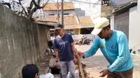 Sejumlah warga dan Dinas PUPR Kota Tangerang, melakukan normalisasi gorong-gorong dan juga pengerukan sedimen di aliran kali. (Liputan6.com/Pramita Tristiawati)