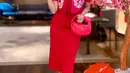 Diah Permatasari memilih mengenakan cheongsam model outer waena merah dengan aksen motif bunga dipadu midi dress. [@dps_diahpermatasari]