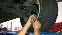 Tie rod bermasalah dapat dirasakan ketika kemudi diputar. (foto: HomeTowne Auto Repair & Tire)