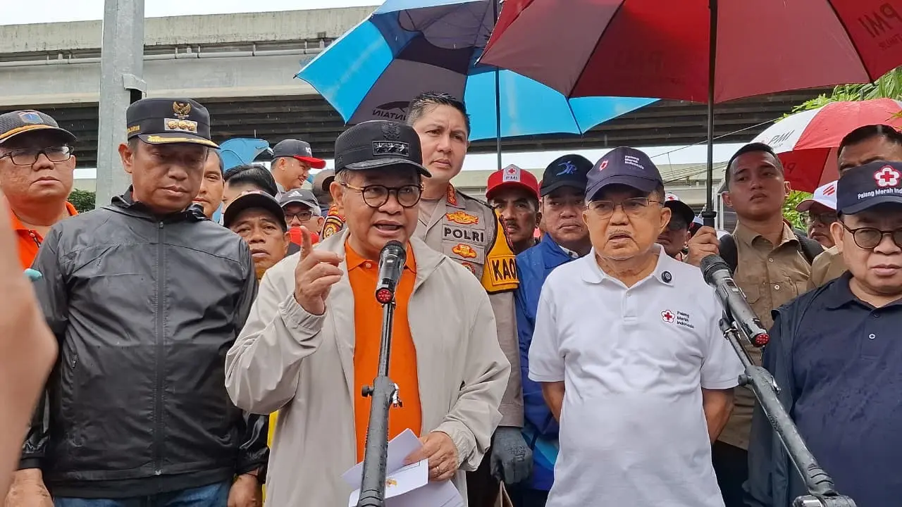 Gubernur Jakarta Pramono Anung bersama Ketua Palang Merah Indonesia Muhammad Jusuf Kalla (JK) mengikuti kerja bakti bertajuk Jaga Jakarta Bersih yang digelar serentak di seluruh wilayah Jakarta. (Liputan6.com/Delvira Hutabarat)