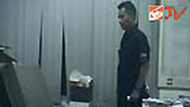 Perampok Bertopeng Satroni Gudang Walls