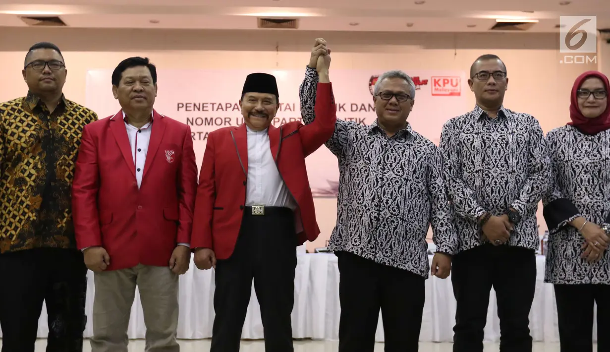 Ketua Umum PKPI, Hendropriyono (ketiga kiri) berjabat tangan dengan Ketua KPU Arief Budiman saat penyerahan nomor urut peserta Pemilu 2019 di kantor KPU Pusat, Jumat (13/4). (Liputan6.com/Angga Yuniar)