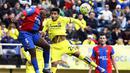 2. Gelandang Villarreal, Matias Nahuel, duel udara dengan pemain Levante, Simao Junior, pada laga La Liga Spanyol di Stadion Madrigal, Minggu (28/2/2016). Villarreal menang 3-0 atas Levante. (EPA/Domenech Castello)