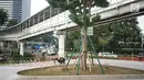 Pekerja menyelesaikan proyek pembangunan Taman Dukuh Atas di Jalan Jenderal Sudirman, Jakarta, Jumat (2/8/2019). Pembangunan ruang terbuka baru di Dukuh Atas sebagai bagian dari penataan koridor Sudirman-Thamrin yang dilengkapi sarana olahraga dan anjungan pandang. (Liputan6.com/Immanuel Antonius)
