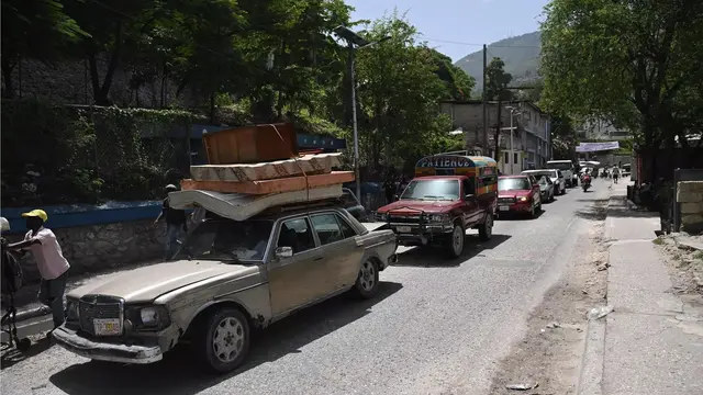 Warga melarikan diri dari kekerasan geng di ibu kota Haiti.