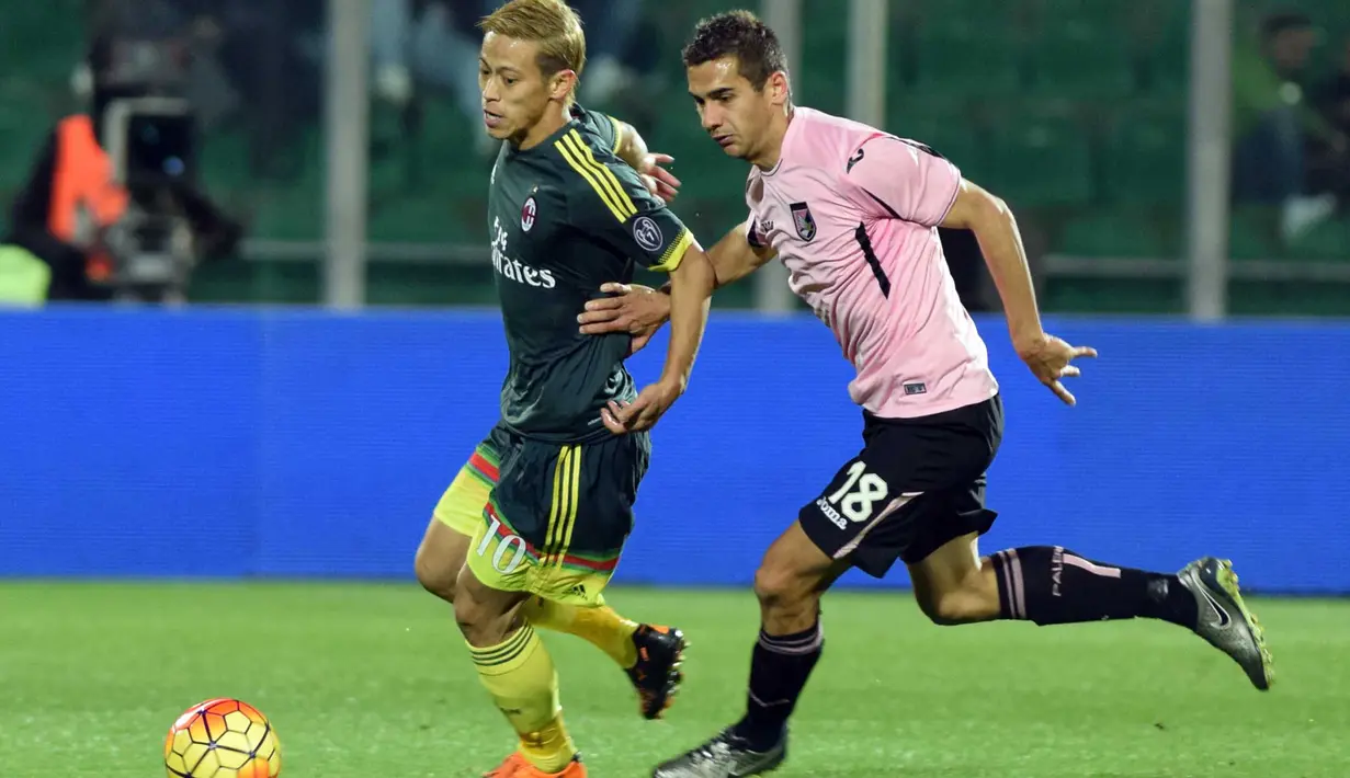 Pemain AC Milan, Keisuke Honda (kiri) mencoba melewati pemain  Palermo,  Ivaylo Chochev pada lanjutan Serie A Liga Italia di Stadion Renzo Barbera, Palermo, Kamis (4/2/2016) dini hari WIB. (AFP/Giovanni Isolino)