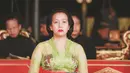 GKR Hayu dibalut kebaya hijau transparan, dipadukan dengan kemben batik cokelat, selendang merah, dan kain batik serasi sebagai rok. [Foto: Instagram/gkrhayu]