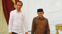 Presiden Joko Widodo atau Jokowi (kiri) saat menerima kunjungan Presiden ketiga RI BJ Habibie di Istana Merdeka, Jakarta, Jumat (24/5/2019). Habibie datang sekitar pukul 14.19 WIB mengenakan pakaian batik cokelat. (Liputan6.com/Angga Yuniar)