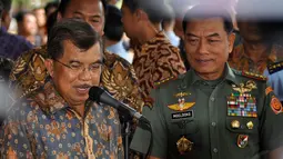 Penandatanganan MoU ini dilakukan antara Ketua PMI, Jusuf Kalla dan Panglima TNI Moeldoko di GOR Ahmad Yani Mabes TNI Cilangkap Jakarta, Kamis (11/12/2014). (Liputan6.com/Miftahul Hayat)