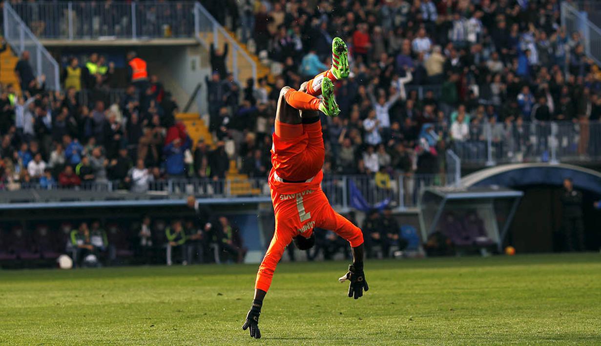Kiper Malaga, Carlos Kameni, melakukan selebrasi saat laga melawan Real Madrid pada laga La Liga Spanyol di Stadion La Rosaleda, Minggu (21/2/2016). (Reuters/Jon Nazca)
