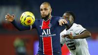 Pemain Paris Saint-Germain (PSG), Layvin Kurzawa, berebut bola dengan pemain Renners, Sehrou Guirassy, pada laga Liga Prancis di Stadion Parc des Princes, Sabtu (7/11/2020). PSG menang dengan skor 3-0. (AP/Christophe Ena)
