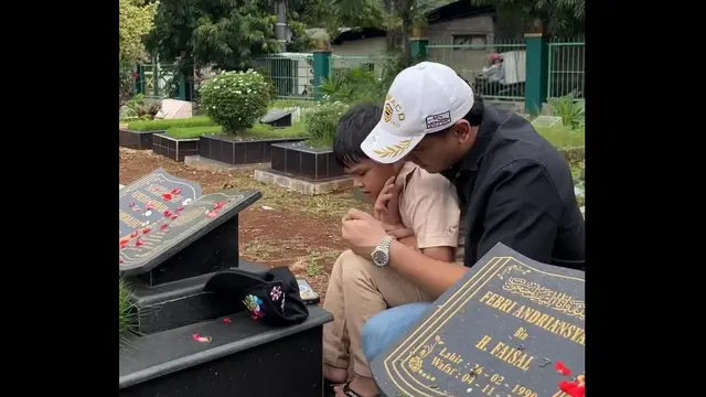 Momen Gala Sky Ziarah ke Makam Orang Tua