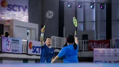 Mantan pebulu tangkis Indonesia, Mohammad Ahsan (kiri) dan penyanyi sekaligus selebritas Indonesia, Ziva Magnolya melakukan selebrasi setelah mencetak poin pada laga semifinal Turnamen Olahraga Selebriti Indonesia (TOSI) Season 4 melawan pasangan mantan pebulu tangkis Indonesia, Debby Susanto dan selebritas, Rafael Tan di GOR UNJ, Rawamangun, Jakarta, Minggu (02/11/2025). (Bola.com/Bagaskara Lazuardi)