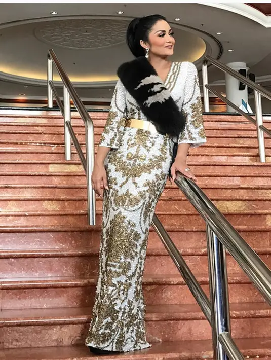 Seperti diketahui, setelah bercerai dengan Anang Hermansyah, Krisdayanti kembali menikah dengan Raul Lemos. Dari pernikahannya, ia telah memiliki dua orang anak. (Instagram/krisdayantilemos)